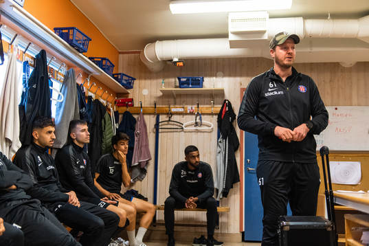 Tränare Joel Sjöqvist i omklädningsrummet