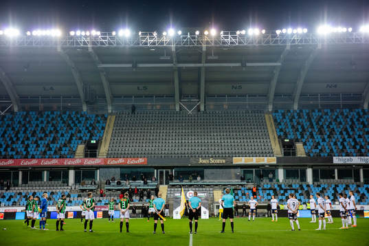 En tyst minut för tidigare Örgryte spelaren Agne Simonsson och Lars-Åke Lagrell innan fotbollsmatchen i Superettan  mellan Örgryte och GAIS den 28 september 2020 i Göteborg.