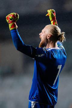 GAIS målvakt Mathias Karlsson jublar