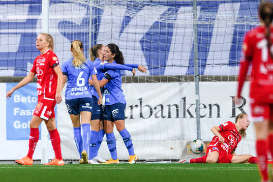 Eskilstunas Loretta Kullashi jublar efter 2-0