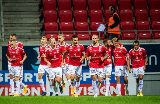 Kalmars Isak Magnusson jublar med lagkamrater efter 1-0