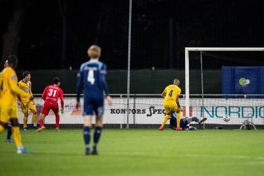 IFK Göteborg målvakt Tom Amos och Kristopher Da Graca ser