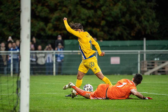 Husqvarnas målvakt Hussein Hamzi räddar en straff av IFK