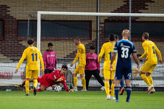 IFK Göteborg målvakt Tom Amos räddar ett skott