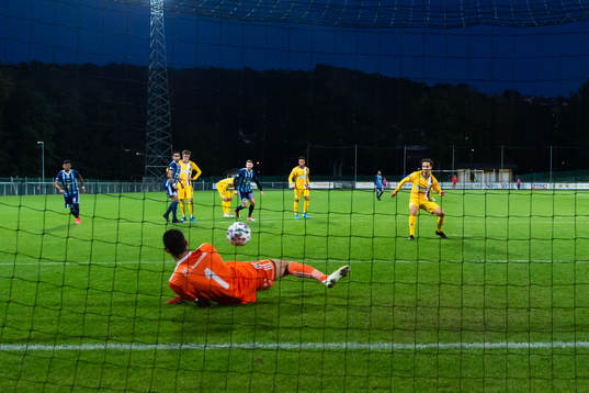 Husqvarnas målvakt Hussein Hamzi räddar en straff från