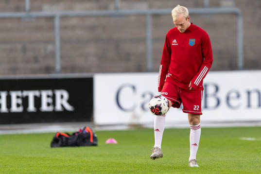 Halmias Kristoffer Thydell före fotbollsmatchen i Svenska