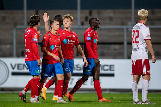 Helsingborgs Andreas Landgren jublar med lagkamrater efter 0-2