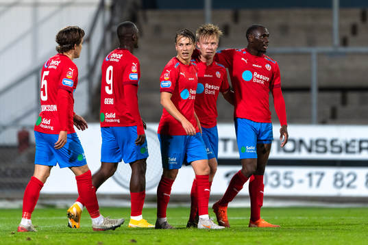 Helsingborgs Andreas Landgren jublar med lagkamrater efter 0-2