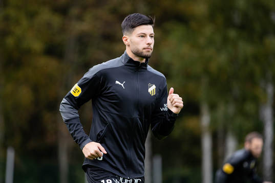 Häckens Kevin Yakob värmer upp innan fotbollsmatchen i