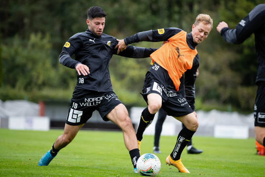 Häckens Kevin Yakob och Adam Andersson värmer upp innan