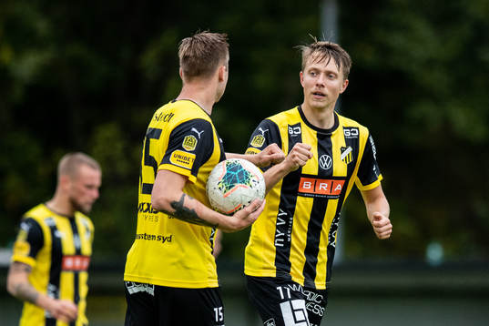 Häckens Viktor Lundberg (h) jublar med Alexander Söderlund
