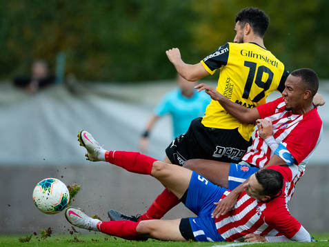 Angereds Adnan Hadzialic och Adam Jallow glidtacklar Häckens Daleho Irandust på en straffretur