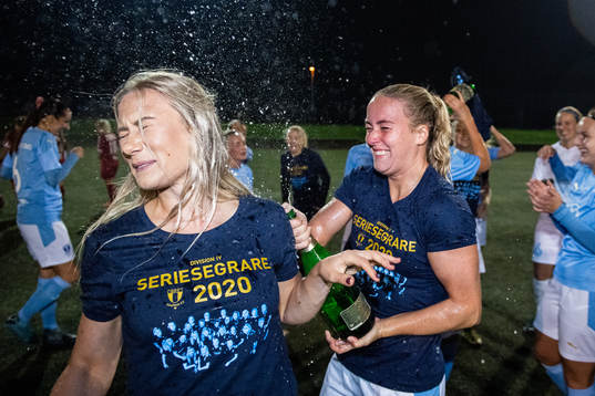 Malmö FFs Madeleine Hejde och Beatrice Andersson jublar