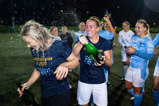 Malmö FFs Madeleine Hejde och Beatrice Andersson jublar