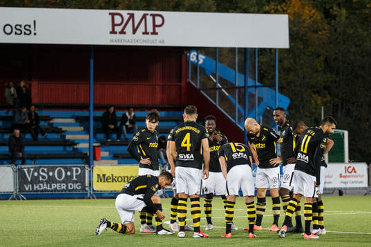 s spelare samlas i en ring inför fotbollsmatchen i Svenska Cupen mellan Karlslund och AIK den 1 oktober 2020 i Örebro.