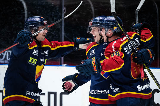 Djurgårdens Alexander Holtz (h) gör 1-0 och jublar med