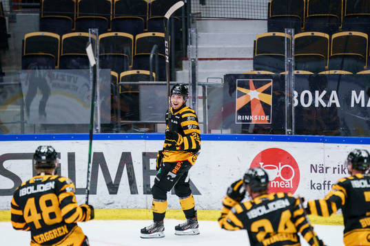 Skellefteås Jesper Frödén jublar