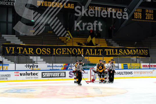 En banderoll med texten ”Vi tar oss igenom allt