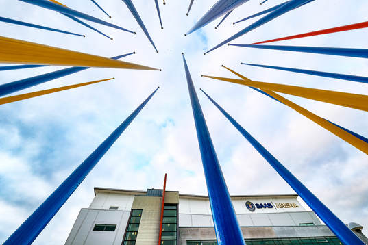 Konstverk utanför SAAB Arena före ishockeymatchen i SHL