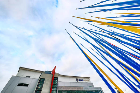 Konstverk utanför SAAB Arena före ishockeymatchen i SHL