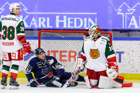 Karlskogas Linus Karlsson och Moras målvakt Olof Lindbom