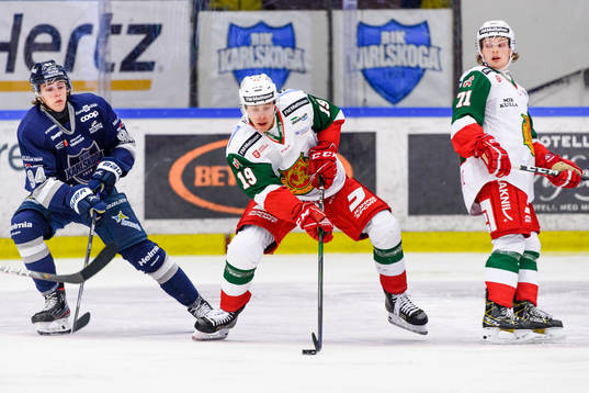 Karlskogas Linus Karlsson i en kamp mot Moras Filip