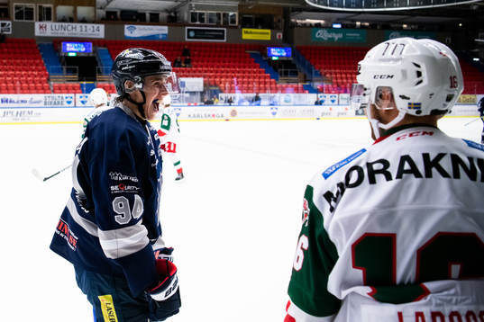 Karlskogas Linus Karlsson retar upp Moraspelare