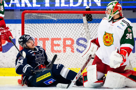 Karlskogas Linus Karlsson och Moras målvakt Olof Lindbom