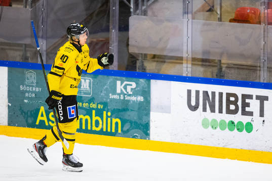 Västerås Isac Skedung jublar