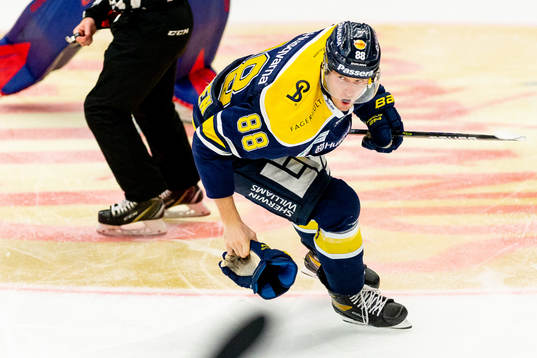 s Jesper Kokkonen plockar upp sin handske från isen