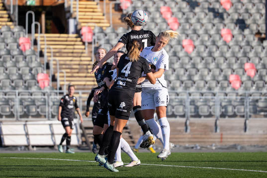 Umeås Lisa Dahlkvist i kamp om boll med Göteborgs Rebecka