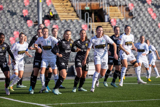 Umeås Therese Simonsson och Olivia Holm försöker ta boll av Göteborgs Pauline Hammarlund
