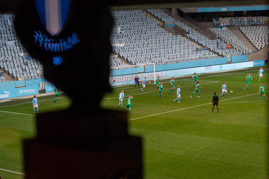 Interiör vy över Eleda Stadion sett från hederslogen med Eric Perssons staty i förgrunden