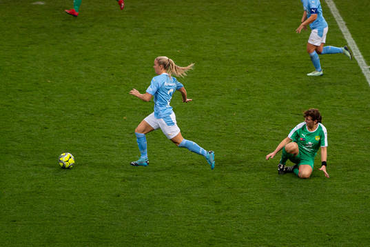 Malmö FFs Beatrice Andersson dribblar förbi Lilla