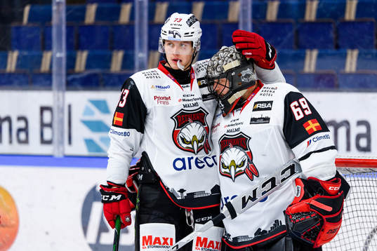 Malmö Redhawks Adam Ollas Mattsson och målvakt Oscar