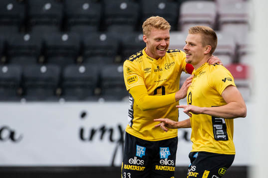 Elfsborgs Per Frick jublar med Sivert Heltne Nilsen efter 0-1