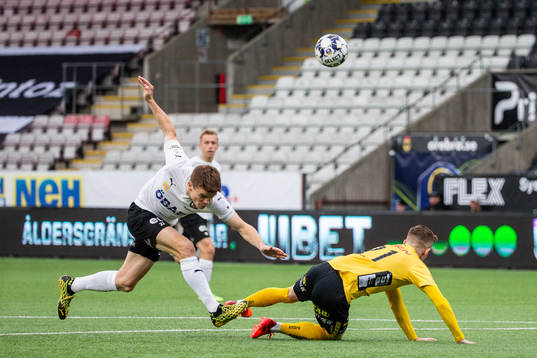 Örebros Albin Granlund och Elfsborgs Rasmus Alm i en