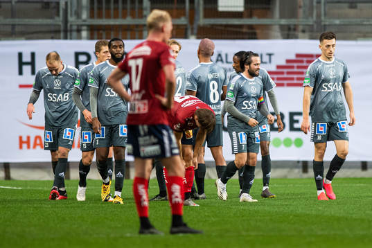Brages Robbin Sellin jublar med lagkamrater efter att han gjort 0-1