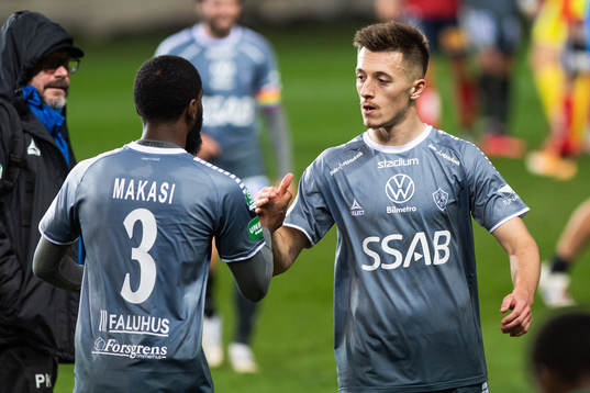 Brages Moses Makasi och Leonard Pllana jublar