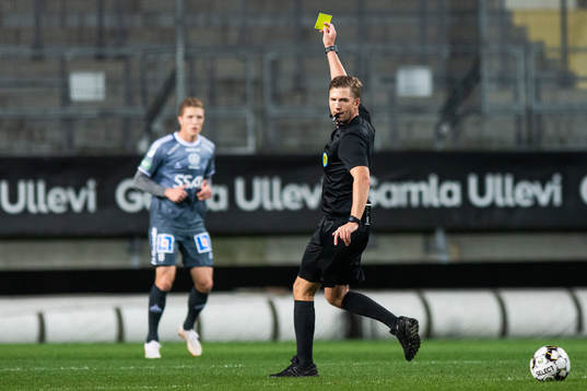 Domare Fredrik Hansson varnar en spelare