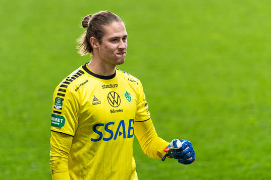Brages målvakt Adrian Engdahl jublar