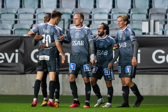 Brages Moses Makasi, Leonard Pllana, Oscar Lundin, Robbin Sellin och Douglas Karlberg jublar efter 0-2