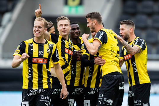 Häckens Johan Hammar jublar med lagkamrater efter 1-0