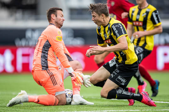 Häckens Viktor Lundberg och Falkenbergs målvakt Viktor