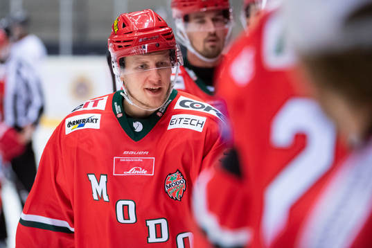 Modos Filip Sveningsson jublar