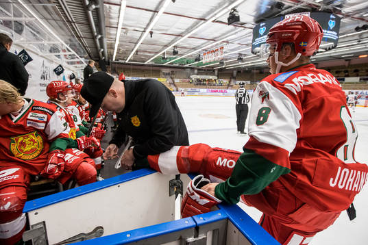 Moras Robin Johansson får hjälp med skridskon av