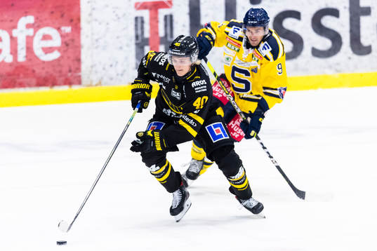 Västerås Isac Skedung jagas av Södertäljes Matt Bailey