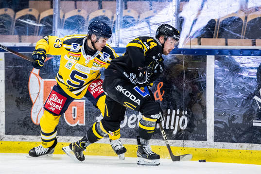 Södertäljes Bobbo Petersson och Västerås Rasmus Asplund