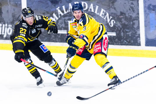 Västerås Alexander Younan i kamp om pucken med