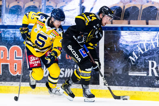 Södertäljes Bobbo Petersson i kamp om pucken med